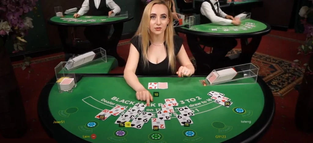 Comparison of Live Blackjack with a real dealer and RNG Blackjack with digital cards on online casino screens
